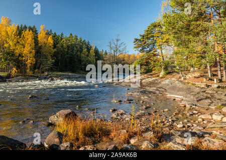 Bellissimo paesaggio autunnale sul fiume Kymijoki vicino l'imperatore Alessandro lll lodge di pesca Langinkoski. Kotka, in Finlandia Foto Stock