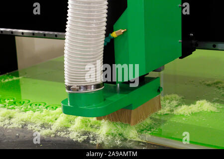 Il plexiglass fresatura su macchine CNC. Una moderna macchina CNC acrilico processi in una fabbrica di mobili. Il plexiglass elaborazione sulla parete CNC. Moderno 3D te Foto Stock