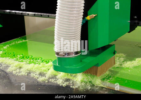Il plexiglass fresatura su macchine CNC. Una moderna macchina CNC acrilico processi in una fabbrica di mobili. Il plexiglass elaborazione sulla parete CNC. Moderno 3D te Foto Stock