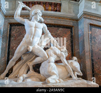 Interno del Kunsthistorisches Museum (Museo delle Belle Arti) di Vienna in Austria. La scultura in marmo, Teseo sconfigge il Centauro, 1875 da Antonio Cano Foto Stock