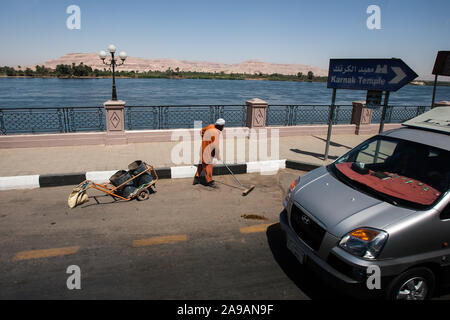 Karnak Luxor Egitto, 28 Aprile 2008: un lavoratore pubblico spazza la strada che conduce al tempio di Karnak a Luxor, Egitto. Foto Stock