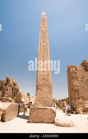 Karnak Luxor Egitto, 28 Aprile 2008: l'Obelisco di Thutmosi I nel tempio di Karnak nei pressi di Luxor in Egitto. Foto Stock