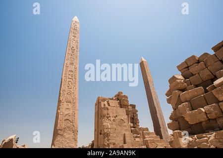 Karnak Luxor Egitto - 28 Aprile 2008: Gli obelischi di Thutmosi I e la Regina Hatshepsut nel tempio di Karnak nei pressi di Luxor in Egitto. Foto Stock