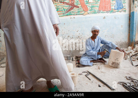 Luxor, Egitto, 28 Aprile 2008: uomini al lavoro in un laboratorio di alabastro di Luxor in Egitto. Foto Stock