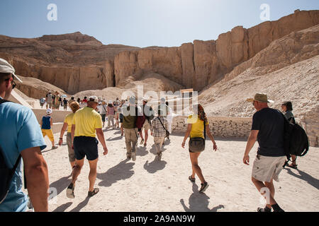 La Valle dei Re, Luxor, Egitto, 28 Aprile 2008: turisti entra nella Valle dei Re nei pressi di Luxor in Egitto. Foto Stock