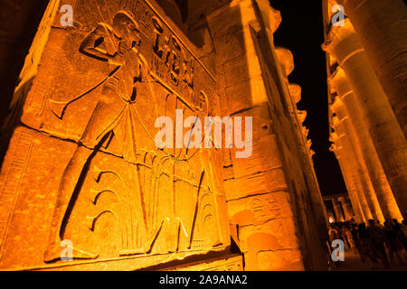 A Luxor Egitto - 28 Aprile 2008: un rilievo illuminato mostra dual raffigurazioni dei primi del dio egizio Hapi nel tempio di Luxor in Egitto. Foto Stock