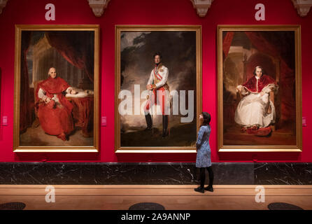 La Queen's Gallery e Buckingham Palace, London, Regno Unito. Il 14 novembre 2019. George IV: Arte e spettacolo anteprima della fiera, presentando la sua impareggiabile collezione di arte, gran parte del quale rimane nella Royal Collection. La mostra va dal 15 novembre 2019 - 3 maggio 2020. Immagine: Ritratti da Sir Thomas Lawrence dalla camera di Waterloo, il Castello di Windsor. (L a r): Ercole Consalvi cardinale; Charles, Arciduca d'Austria; Papa Pio VII. Credito: Malcolm Park/Alamy Live News. Foto Stock