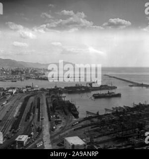 Viaggiando per l'Italia, qui a Genova Porto, 1930s. Foto Stock