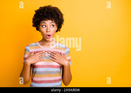 Foto di stupito stupito ragazza scioccato essendo prelevato contemplando lo spazio vuoto vicino a lei a strisce che indossa la t-shirt esprimere stupore su Foto Stock