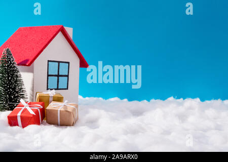 Foto di sogno colorato polo nord babbo natale casa officina in Islanda il tetto rosso circondato da grandi giftboxes albero sempreverde incredibile fairy miniatura Foto Stock