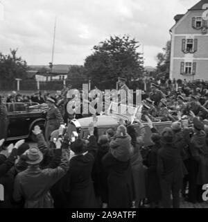 Fuehrer e il cancelliere Adolf Hitler visitando la città di Asch nel Sudetenland county, Germania 1930s. Foto Stock