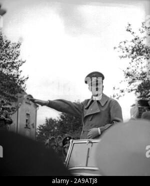 Fuehrer e il cancelliere Adolf Hitler visitando la città di Asch nel Sudetenland county, Germania 1930s. Foto Stock