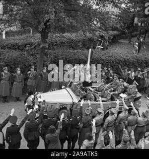 Fuehrer e il cancelliere Adolf Hitler visitando la città di Asch nel Sudetenland county, Germania 1930s. Foto Stock