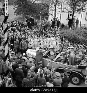 Fuehrer e il cancelliere Adolf Hitler visitando la città di Asch nel Sudetenland county, Germania 1930s. Foto Stock