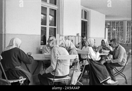 Rifugiati dell'ex Germania orientale di raggiungere aree di sicuro la Baviera, Germania 1940s Foto Stock