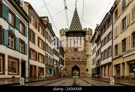 Basel, Svizzera - 04 novembre 2019. Vista di Spalentor cancello sulla strada Spalenvorstadt a Basilea, con edifici storici e i binari del tram Foto Stock