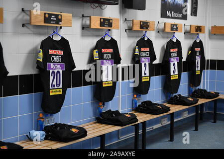 Magliette appese nello spogliatoio di casa dei giocatori al Sandy Park, sede dell'Exeter Chiefs rugby Union Football Club RFU Foto Stock