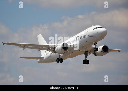 Airbus ACJ318 G-Noè business jet in decollo a Farnborough Airshow Internazionale 2018, Farnborough, Regno Unito Foto Stock
