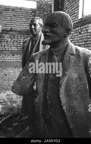 Enver Hoxha e Lenin, nel metallo fonderia dove le statue sono state colate, Tirana, ALBANIA, SEP' 91. Foto Stock