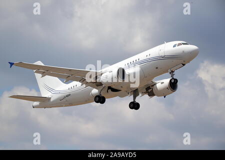 Airbus ACJ318 G-Noè business jet in decollo a Farnborough Airshow Internazionale 2018, Farnborough, Regno Unito Foto Stock
