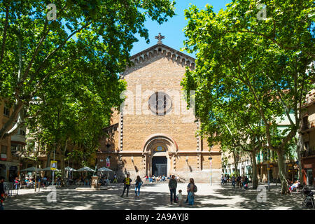 Barcellona, Spagna - 12 Maggio 2019: una vista sulla piazza Plaça de la Virreina, presso il popolare quartiere Gracia di Barcellona, Spagna, evidenziando il fac Foto Stock