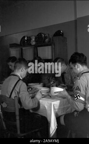 Attività quotidiane in un apprendista home della NSV organizzazione a Berlin Charlottenburg, Germania 1930s. Foto Stock