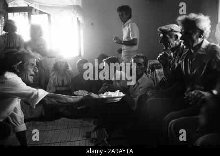 Jubani, Albania. 1992. La discussione da famiglie prima di un matrimonio. Foto Stock