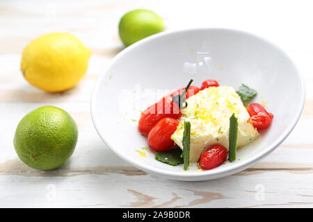 Gelato al limone caramellato con pomodori ciliegia. Foto Stock