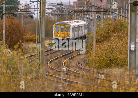 La British Rail Class 319 è un doppio voltaggio elettrico unità multiple treno alla giunzione Winwick. Foto Stock