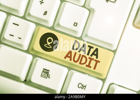 Segno di testo che mostra i dati Audit. Business photo testo verifica dei dati per valutare la sua qualità per uno scopo specifico Foto Stock