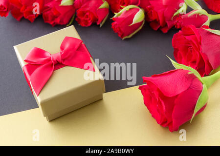 Rose rosse con golden dono Foto Stock