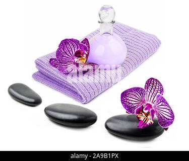 Wellness pietre calde e cosmetici con orchidee Foto Stock