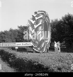 Pirelli - Pirelli pneumatici display advertising presso l'autostrada tra Milano e Navarra, Italia degli anni cinquanta. Foto Stock