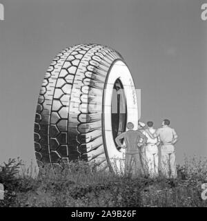 Pirelli - Pirelli pneumatici display advertising presso l'autostrada tra Milano e Navarra, Italia degli anni cinquanta. Foto Stock