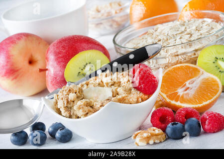 Sana colazione con frutta e noci Foto Stock