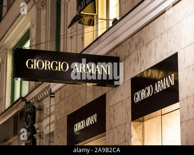 VIENNA, Austria - 6 Novembre 2019: Giorgio Armani logo nella parte anteriore della loro boutique per Vienna. Giorgio Armani è un lusso italiano designer di moda & Foto Stock