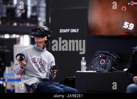 Busan, Corea del Sud. Xiv Nov, 2019. Un visitatore riproduce VR giochi durante il G-STAR 2019 Gioco globale mostra di Busan, Corea del Sud, nov. 14, 2019. La mostra ha dato dei calci a fuori il giovedì. Credito: Wang Jingqiang/Xinhua/Alamy Live News Foto Stock