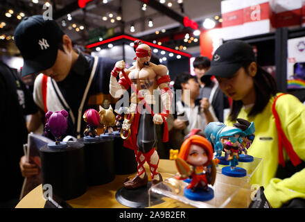 Busan, Corea del Sud. Xiv Nov, 2019. La gente visita il G-STAR 2019 Gioco globale mostra di Busan, Corea del Sud, nov. 14, 2019. La mostra ha dato dei calci a fuori il giovedì. Credito: Wang Jingqiang/Xinhua/Alamy Live News Foto Stock