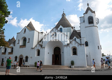 Chiesa di Sant'Antonio di Padova sulla Piazza canonico Don Antonio in Alberobello in Puglia (Puglia), Italia Meridionale Foto Stock