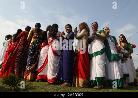 Kathmandu, Nepal. Xiii Nov, 2019. Di etnia nepalese Tharu comunità donne eseguendo danze tradizionali e cantare durante Sama Chakeva festival in Kathmandu, Nepal Mercoledì, Novembre 13, 2019. Sama Chakeva è un serate dei indù, provenienti dalla regione di Mithila. Si tratta di un festival di fratello e sorella. (Foto di Subash Shrestha che/Pacific Stampa) Credito: Pacific Press Agency/Alamy Live News Foto Stock