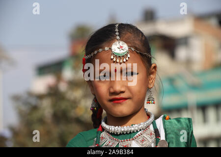 Kathmandu, Nepal. Xiii Nov, 2019. Nepalese comunità Tharu ragazza in un abito tradizionale durante Sama Chakeva festival in Kathmandu, Nepal Mercoledì, Novembre 13, 2019. Sama Chakeva è un serate dei indù, provenienti dalla regione di Mithila. Si tratta di un festival di fratello e sorella. (Foto di Subash Shrestha che/Pacific Stampa) Credito: Pacific Press Agency/Alamy Live News Foto Stock