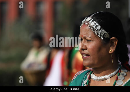 Kathmandu, Nepal. Xiii Nov, 2019. Nepalese comunità Tharu donna in abito tradizionale durante Sama Chakeva festival in Kathmandu, Nepal Mercoledì, Novembre 13, 2019. Sama Chakeva è un serate dei indù, provenienti dalla regione di Mithila. Si tratta di un festival di fratello e sorella. (Foto di Subash Shrestha che/Pacific Stampa) Credito: Pacific Press Agency/Alamy Live News Foto Stock