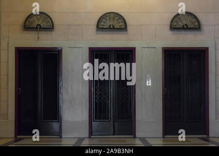 Ascensore pubblico dei primi del '900. Bronzo e ferro conferiscono un'atmosfera elegante d'epoca. Tutti i restauri fatti non interferiscono con la sua bellezza classica. Foto Stock