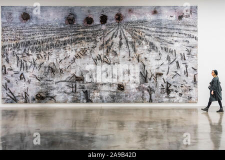 White Cube Bermondsey, Londra, Regno Unito. Xiv Nov, 2019. 'Stringtheorie. Nornen (Urd, Verdandi, Skuld), Runen e Gordischer Knoten', una grande mostra personale di Anselm Kiefer. Lo spanning di tutti e quattro gli spazi e il corridoio del White Cube Bermondsey gallery, la mostra comprende grandi pittura e l'installazione. Credito: Guy Bell/Alamy Live News Foto Stock