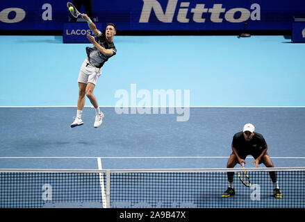 Joe Salisbury (sinistra) e Rajeev Ram in azione contro Lukasz Kubot e Marcelo Melo (non mostrato) il giorno cinque della Nitto ATP finali all'O2 Arena, Londra. Foto Stock