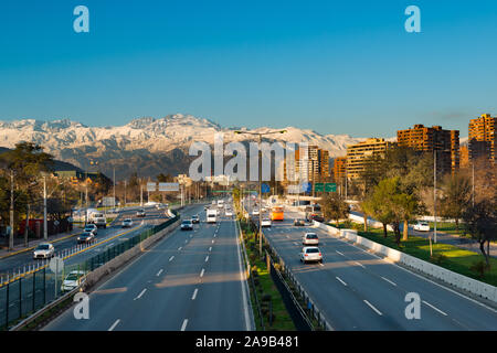 Superstrada a Las Condes distretto con Los Andes mountain range in retro, Santiago de Cile Foto Stock