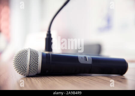 Microfoni wireless sul tavolo della conferenza. argento microfoni isolate su sfondo bianco . Foto Stock