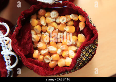 Semi di mais . Semi di mais in tela . Vicino a secco di chicchi di mais in sacchi di canapa, taoke una foto sulla parte superiore visualizza . tasacks con autunno raccolto agricolo - Foto Stock