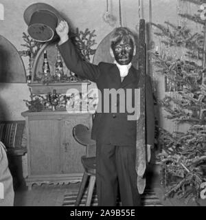 Un piccolo ragazzo giocando la spazzacamino come un simbolo per fortuna per il nuovo anno, Germania 1955 Foto Stock