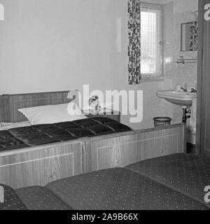 Interno di una camera da letto in un ostello, Germania 1958 Foto Stock